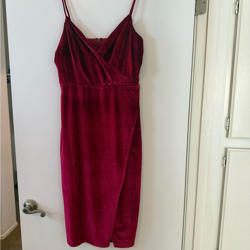Chic Velvet Midi Dress in Rich Burgundy